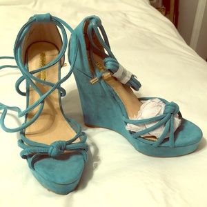 Adorable NWOT Lillana leg strap wedges